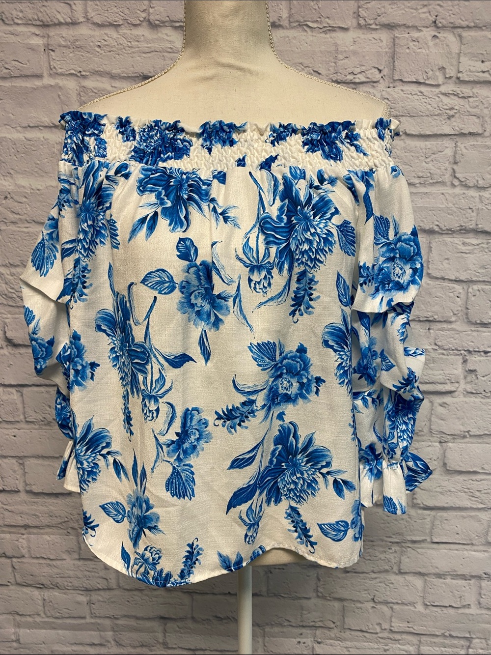 Flying Tomato White Off-Shoulder Top with Blue Floral Print Size Large